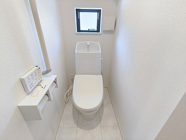 【【温水洗浄便座】】トイレは清潔感のあるオフホワイト♪　毎日使う場所だからこそお手入れも楽々にできる機能が搭載。汚れが付着しにくい便器でお掃除も楽々。