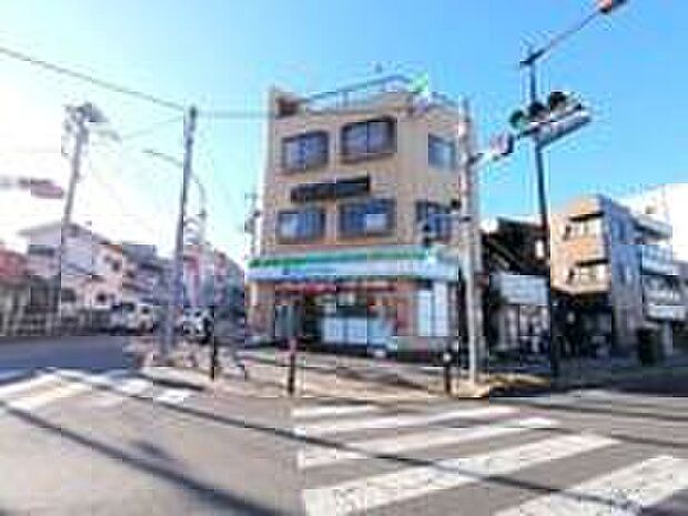 ファミリーマート八王子万町店（約132m）