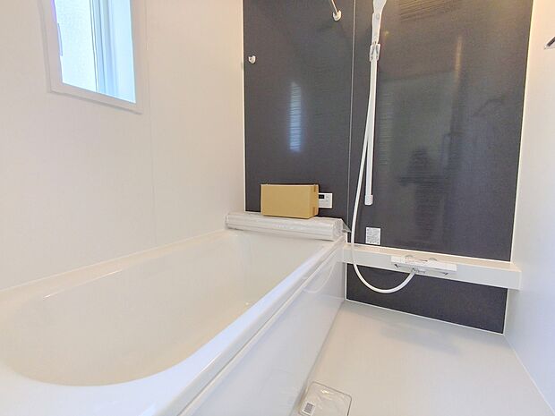 【【1坪タイプバスルーム】】　窓のある浴室で快適に入浴！換気も気軽に！