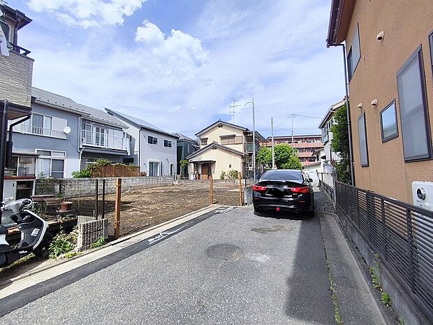 【前面道路】前面道路は住宅地専用の道路。車通りも少なく、子育てにも安心です。