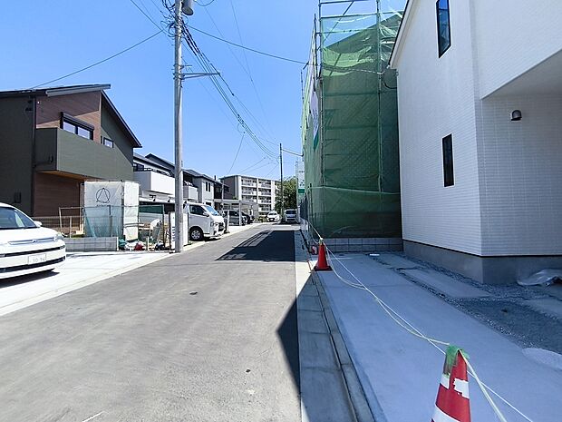 【前面道路含む現地写真】前面道路は住宅地専用の道路。車通りも少なく、子育てにも安心です。