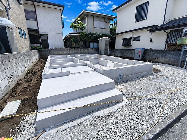 【現地外観写真】穏やかな雰囲気漂う、緑と調和した街並みに建つ新築一戸建て。