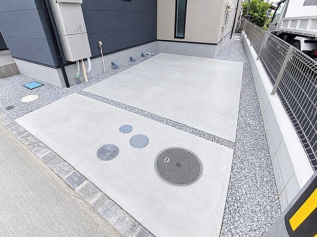 【駐車場】カースペースはコンクリート仕上げ。雨の日も足元は気になりません！