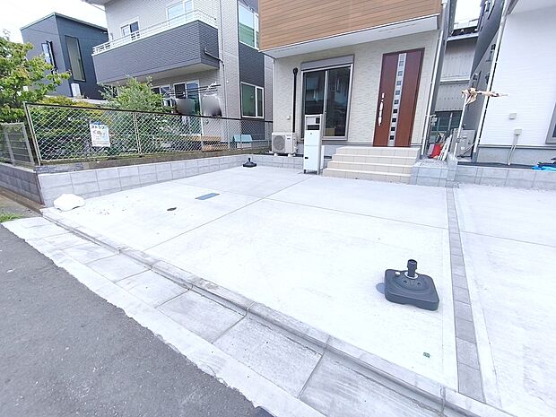 【駐車場】2台停めることができる広々としたカースペースが嬉しいですね。