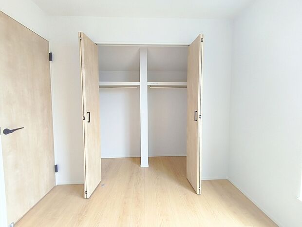【収納】居室にはたっぷりの収納付き。洋服や荷物など仕分けができるので、お子様も整理整頓がしっかりできますね
