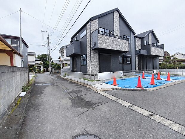 【前面道路含む現地写真】前面道路は4m(2面)。ゆとりもあり車庫入れもスムーズにできますね。