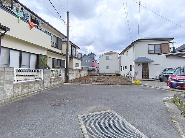 【前面道路】前面道路は住宅地専用の道路。車通りも少なく、子育てにも安心です。