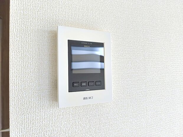【【モニター付きインターホン】】玄関を確認しなくても誰が来たのかすぐわかります。訪問者を確認してから会話することができますので安心して対応できます。
