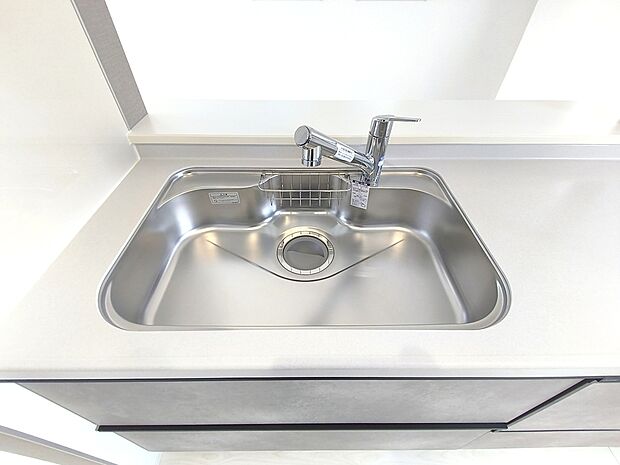 【【浄水器】】浄水器をスリムに内蔵したハンドシャワー式の水栓金具です。いつでもおいしい水をいつでも手軽に使えます