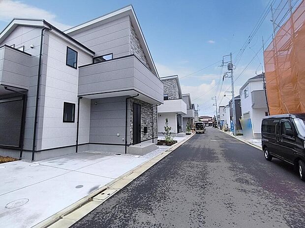 【前面道路含む外観】安心してお住まいいただける設備、仕様。日々の暮らしをより快適にお過ごしいただけます!