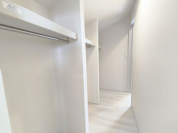 【【ウォークインクローゼット】】嬉しい大型収納は衣替え不要ですぐに使え、片付け上手に!