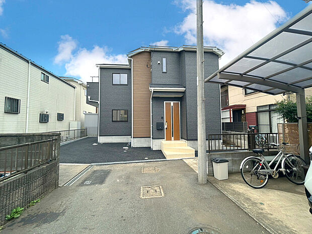 【前面道路含む外観】外壁にサイディング利用で、長く住んでも汚れにくい特徴があります。「ずっと住み続ける家」を実現した邸宅です。