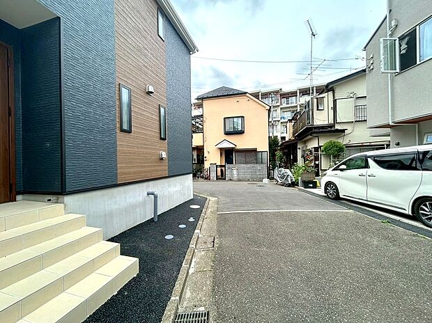 【前面道路】前面道路は5メートル。ゆとりもあり車庫入れもスムーズにできますね。