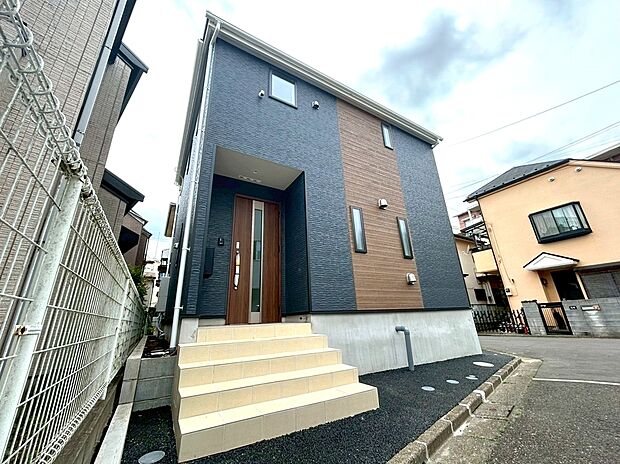 【現地写真】街に溶けこみ美しい景観を生み出すこの邸宅は採光や風通しまで考え抜いて造りあげました。