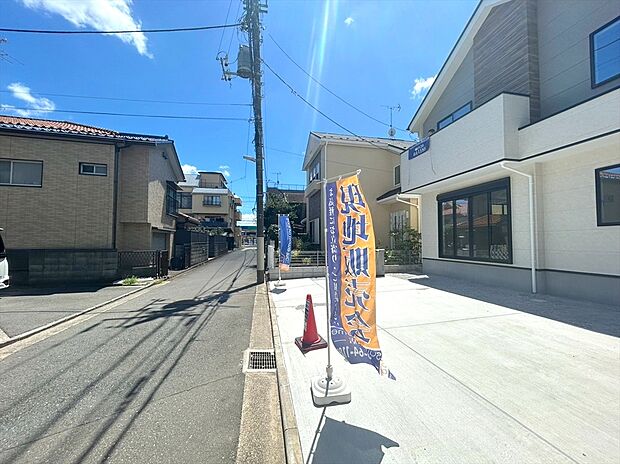 【前面道路】前面道路は4メートル。駐車が苦手な方にも嬉しい住まいです。