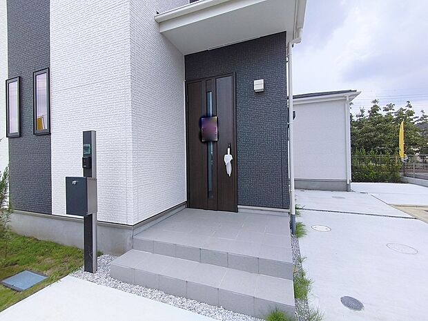 【玄関】玄関ドアはカードキー付!タッチするだけでいいので両手がふさがっていもらくらく解錠!