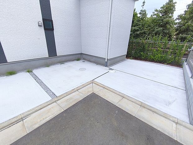 【駐車場】カースペースはコンクリート仕上げ。雨の日も足元は気になりません!