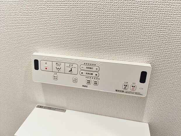 【【温水洗浄便座】】トイレは清潔感のあるオフホワイト♪ 毎日使う場所だからこそお手入れも楽々にできる機能が搭載。汚れが付着しにくい便器でお掃除も楽々。