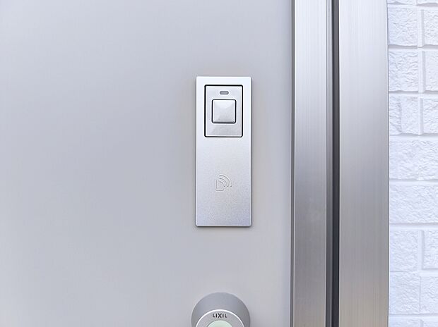【【玄関カードキー】】ボタンを押して、カードキーやタグキーを“かざす”だけで施解錠!荷物を抱えながら、「カギはどこにしまったのかしら」そんな面倒がなくなります。