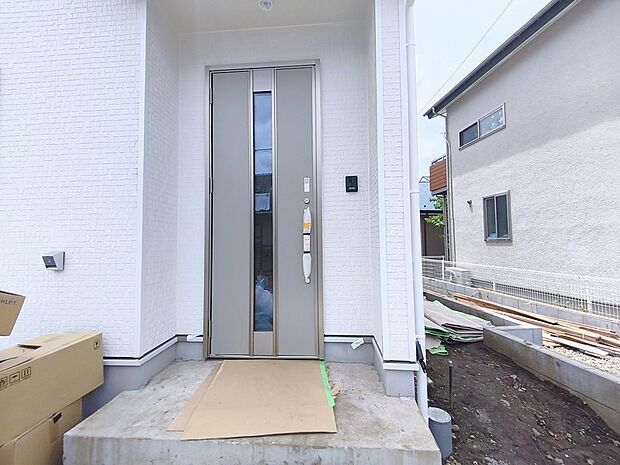 【玄関】玄関はおうちの顔です。いつも明るくキレイな状態でご家族の帰りをお待ちします。