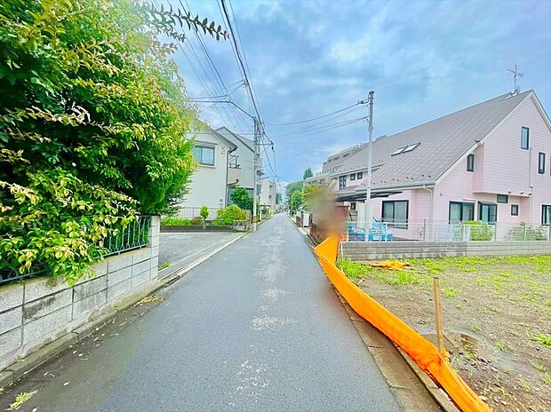 【前面道路】前面道路は4メートル。ゆとりもあり車庫入れもスムーズにできますね。