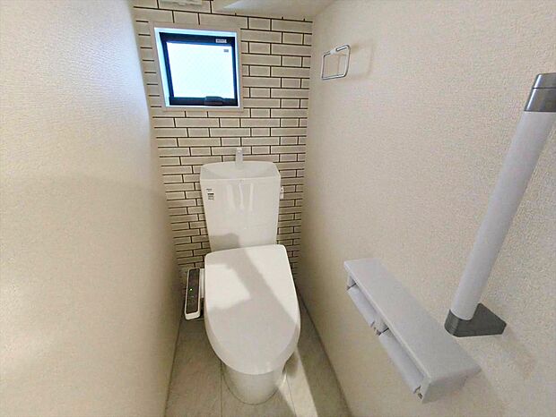 【ウォシュレット付きトイレ】快適な温水清浄便座付。いつも使うトイレだからこそ、こだわりたいポイントですね。