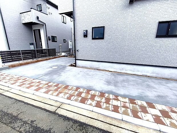【カースペース】カースペース2台駐車可能。通勤用、家庭用で分けて駐車できるので日々の生活も快適ですね。
