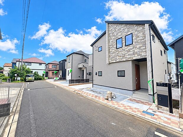 【前面道路含む現地写真】前面道路は車通りも少なく、お子さまのいるご家庭でも安心ですね。