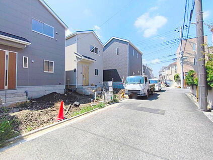 前面道路含む外観
