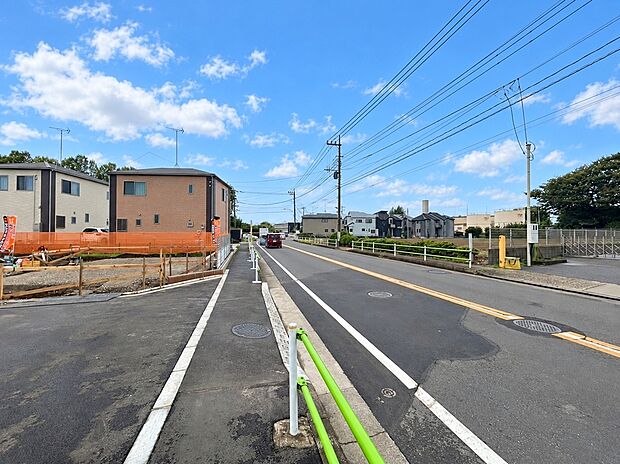 【前面道路】西側前面道路は公道約12mの道路です。