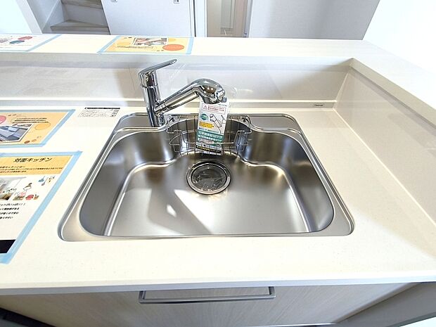 【浄水器】浄水器付きでいつでもおいしい水をいつでも手軽に使えます。飲み水やお料理にも安心ですね。