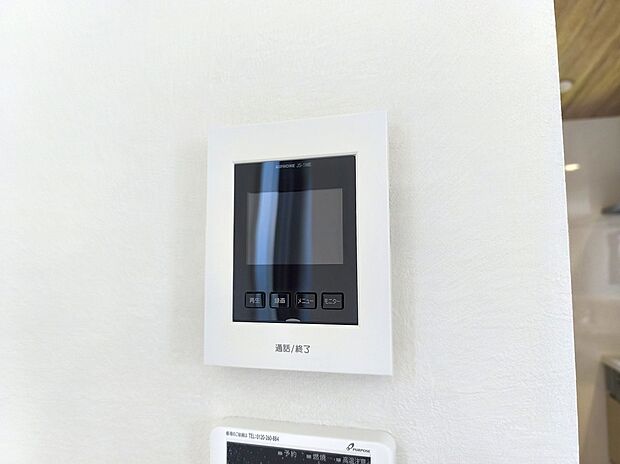 【モニター付きインターフォン】インターフォンはTVモニタ付。誰が来たかひと目で分かるのでセキュリティ面にも安心です。