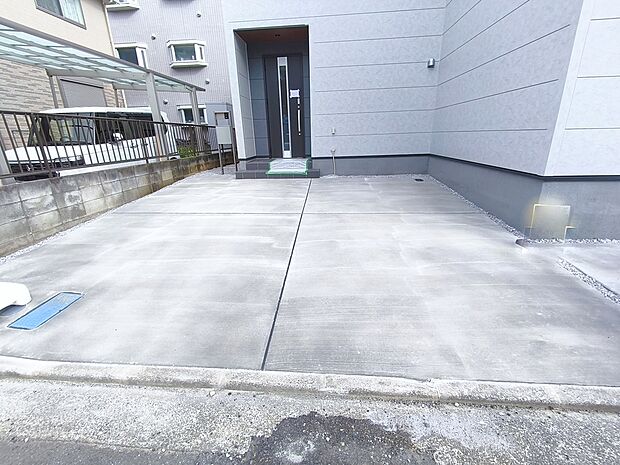 【駐車場】2台停めることができる広々としたカースペースが嬉しいですね。