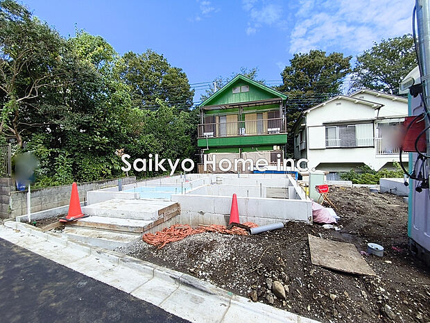 【現地外観】南向きの住宅は日当たりも良好。晴れの日はバルコニーでたっぷりと洗濯物を干すことができ家事もはかどりますよ。