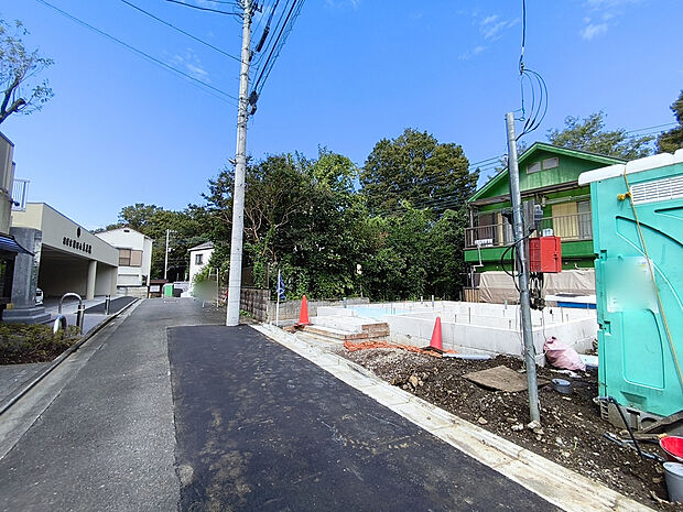 【前面道路含む外観】広い空が一望できる低層地区の静かな街並みです。ゆったり暮らしたい方にぴったりです。