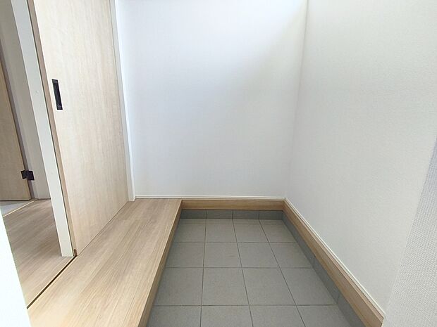 【【土間収納】】ホール横の収納に外出時に使用するベビーカーやゴルフバッグなどをそのまま収納できる便利な土間収納があります。