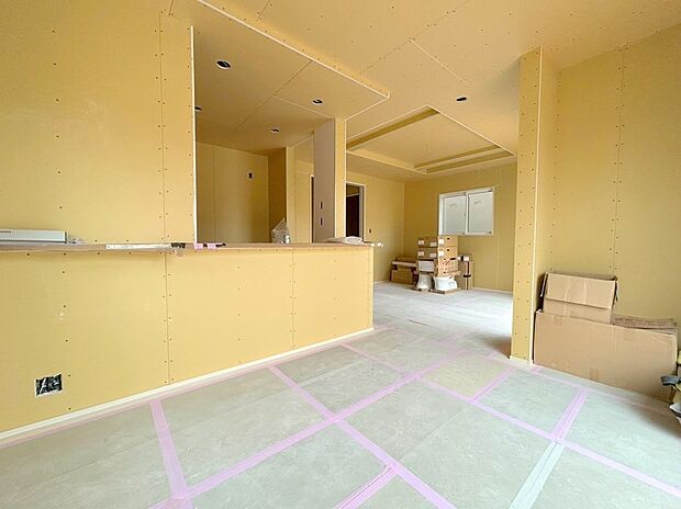 【リビング】住まいの中心となるリビング・ダイニングは、一体感のある対面型のキッチンと合わせ、17帖。ゆったりとしたスペースを確保しています。