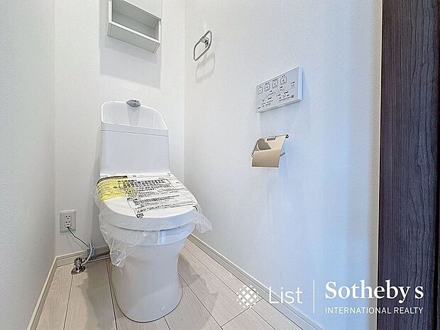 【トイレ】■レストルーム■(20号棟)いつでも快適・清潔に保てるシャワートイレ。リモコンは壁付けタイプでお掃除もラクラク♪