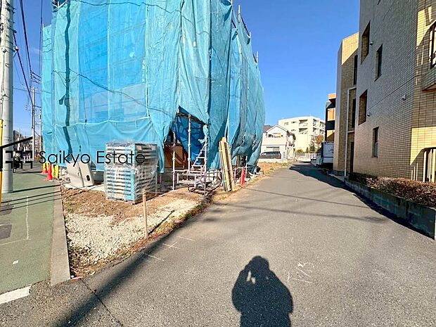 現地外観を含む前面道路