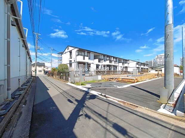 現地外観を含む前面道路
