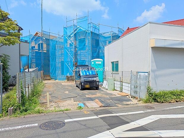 【現地写真】お車の出し入れがスムーズに出来る前面道路になります。ストレスを感じる事なく出来ますので駐車苦手な方もご安心いただけます。