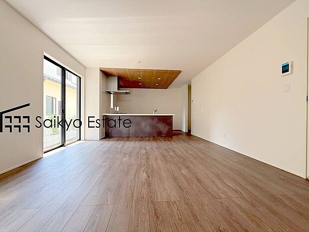 【リビング(2号棟)】南向きの大きな窓からは圧倒的な光が差し込み、1年を通して明るいリビングを照らしてくれます。家族みんなが集まる空間がいつでも明るいのは嬉しいですね。