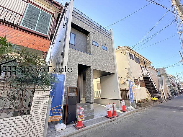 【現地外観】スーパーまで徒歩約1分など、周辺は商業施設が充実した暮らし便利な立地です！急なお買い物も安心ですね♪