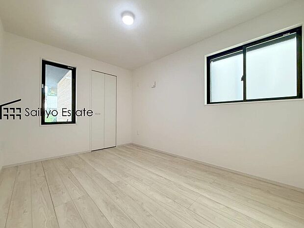 【洋室】2面採光で明るく風通しも良好です!天気の良い日は是非窓を開けて空気の入れ替えをしてみるのはいかがでしょうか♪