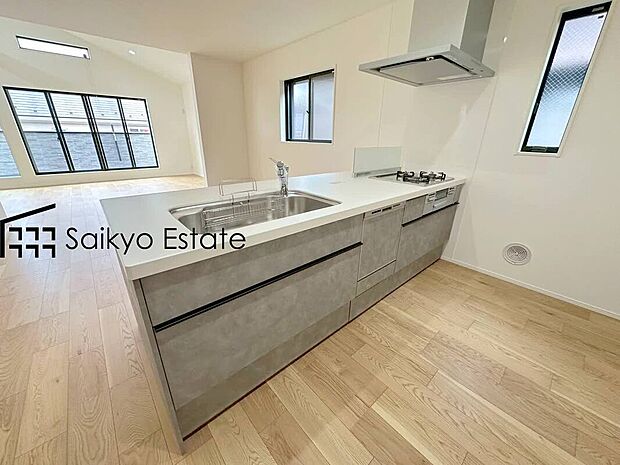 【キッチン】リビングにいる家族とコミュニケーションをとりながら作業が出来る人気のカウンターキッチン。お子様がリビングにいても目が届くので安心です。