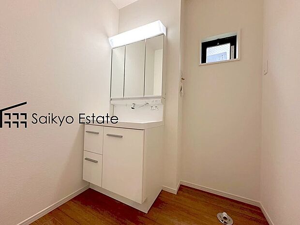 【洗面】三面鏡付きの洗面化粧台を完備。収納スペースも十分ございますので、ドライヤーなどすっきりと片付きます♪