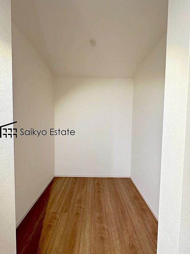 【WIC収納】各居室に収納を設けておりますので、衣類の他にもカバンや小物など何でも収納して、居室の全空間を有効活用できます♪