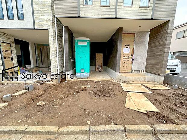 【駐車場】カースペースはビルトインガレージのため雨風から愛車を守ってくれます。コンクリート仕上げの為、雨の日でも足元が気になりません!