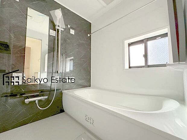 【浴室】一日の疲れを癒してくれる一坪タイプの広々バスルーム♪雨の日のお洗濯にも大活躍な浴室暖房乾燥機付きです!窓があって換気が出来るのも嬉しいですね♪