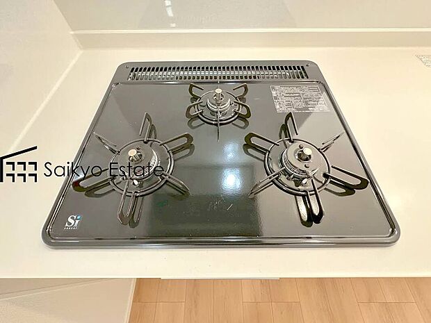 【【3口ガスコンロシステム】】3口ガスコンロシステムはたくさんの料理が同時に作れて便利な上、凹凸が少ないフラットトップなのでお掃除も楽々です。